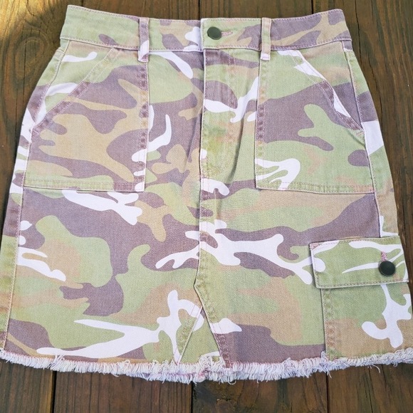 Hollister  skirt  pink camo mini size 1 / 25 - Picture 1 of 4